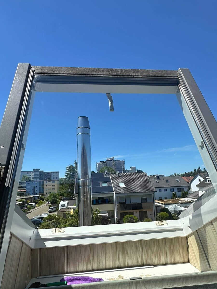 Kristallklar gereinigtes Dachfenster nach der Reinigung