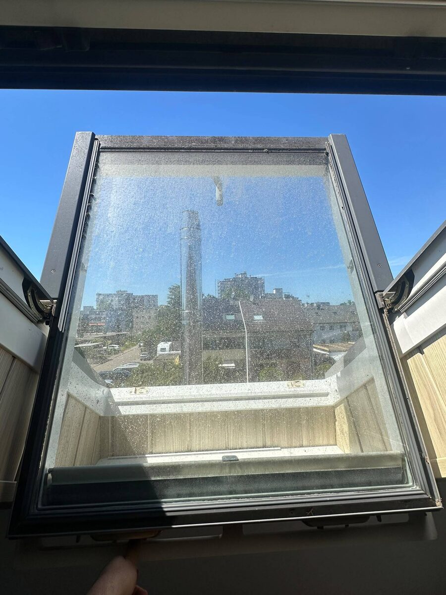 Verschmutztes, verkalktes Dachfenster vor der Reinigung