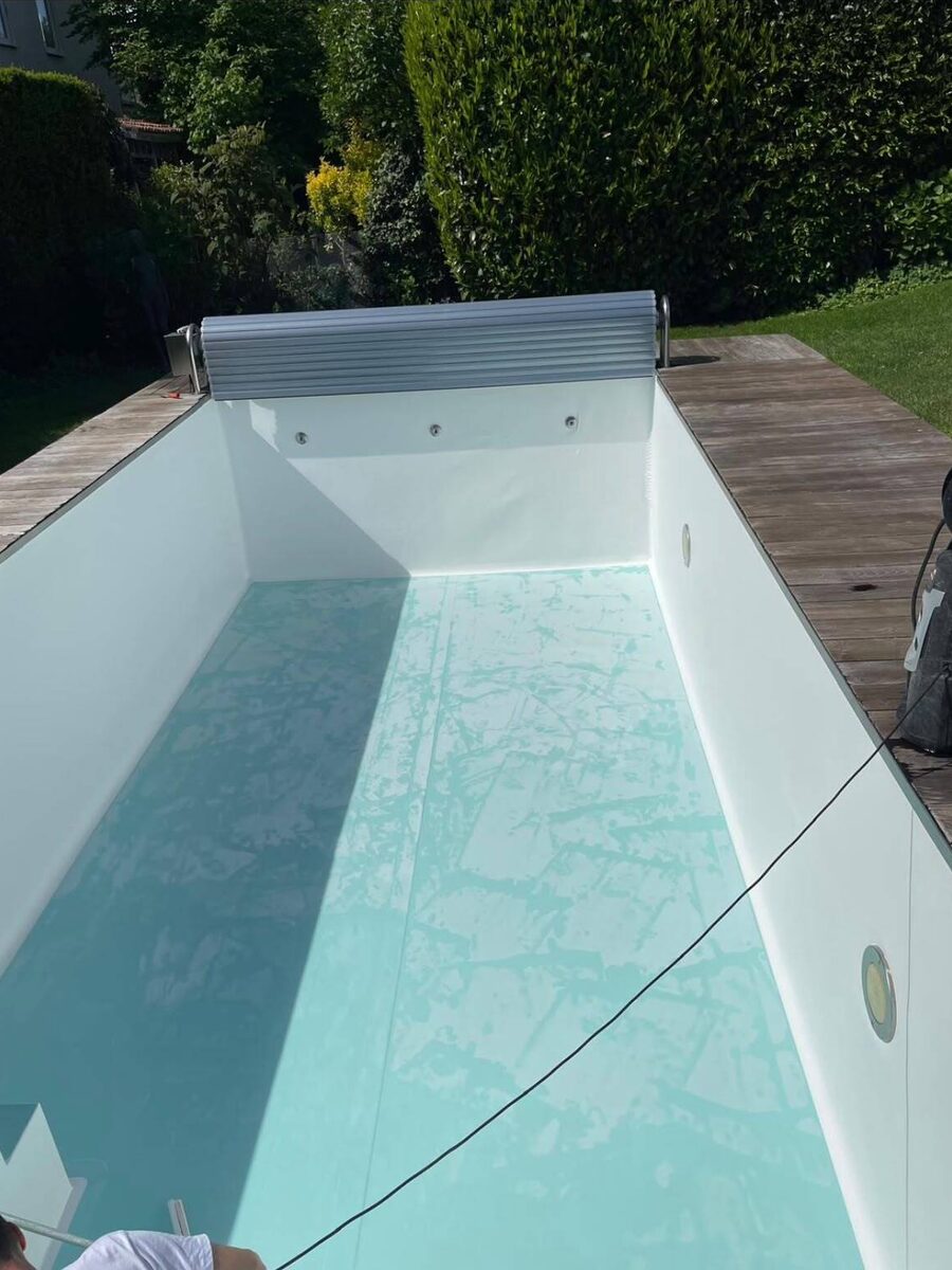 Strahlend sauberer Pool mit klarem Wasser nach der Reinigung