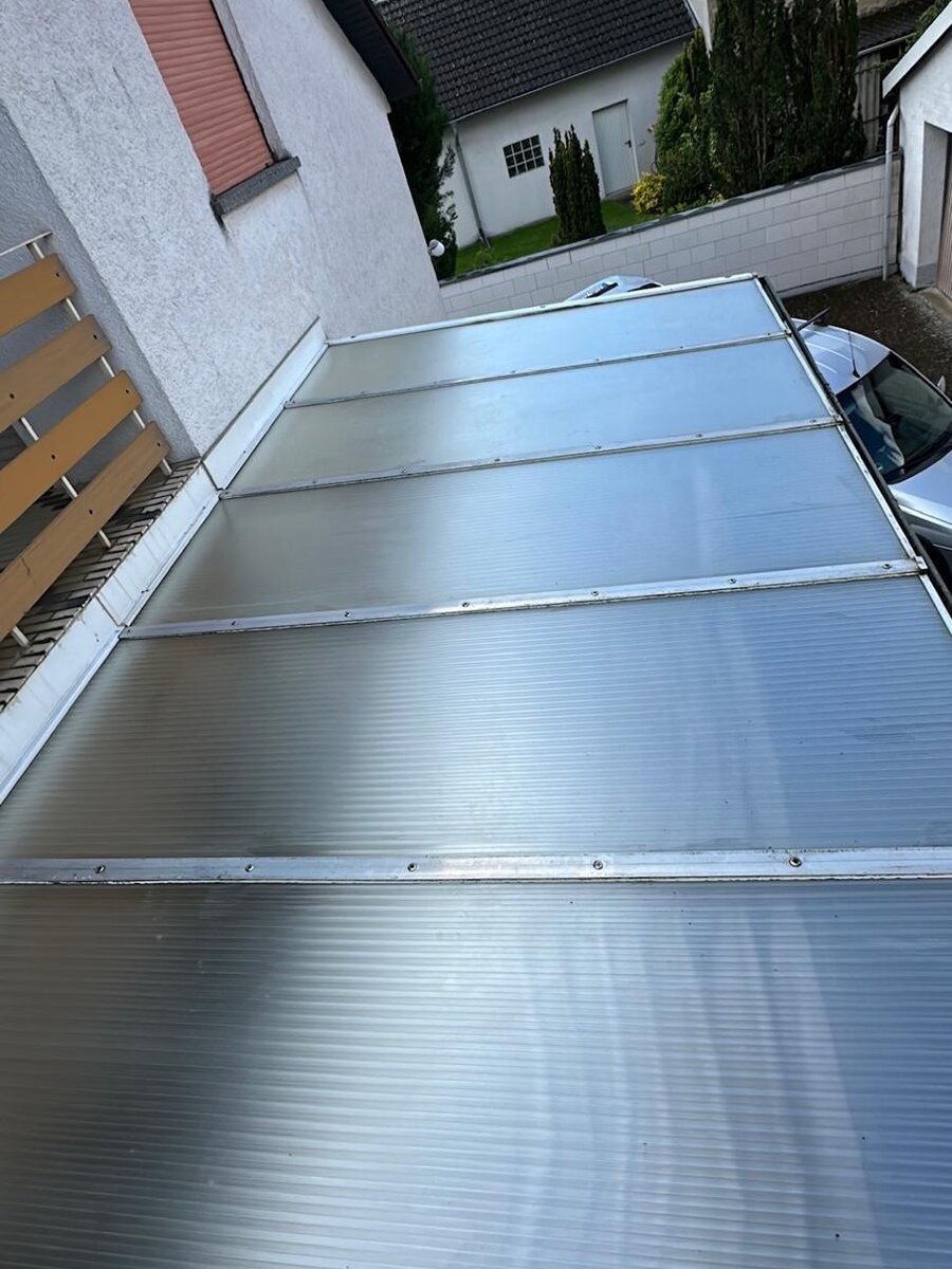Sauber gereinigtes Terrassendach nach der Reinigung
